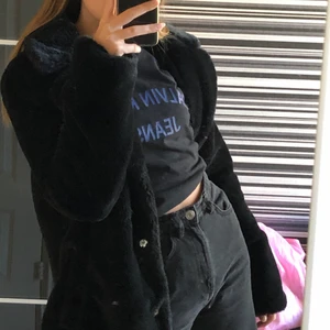 Jacka Vinter Höst eller Vår - En supermjuk höst/vinter/vårjacka från lager 157 i storlek xs (käns som en s då den är lite oversized). Har ej kommit till användning på sistonne. Köptes hösten 2019 men ser helt ny ut då den knappt har använts och bara varit i garderoben. Köpt för 400kr. Kan frakta, kanske mötas.