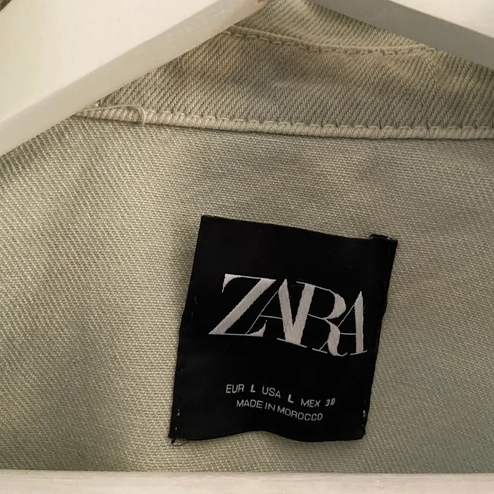 Säljer denna fina jacka från zara då den inte kommer till användning. Lite kortare i modellen och skitsnygg med en hoodie under. Köparen står för frakten🤍🤍🤍. Jackor.
