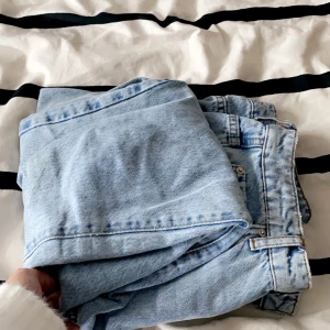 Mom jeans  - Tajta i midjan men blir lösare ner mot knäna.