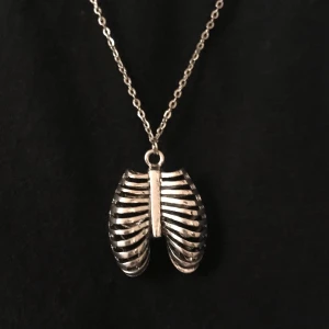 halsband !! - Ascoolt tredimensionellt ribcage-halsband 🧷💀 Frakt tillkommer på 11kr !!