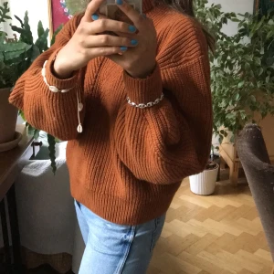 Otherstories tröja💜💕 - Jätte fin stickad tröja från otherstories i väldigt bra skick använd ungefär 4-5 gånger köpte för 890kr så börjar på 300kr storleken är xs men tröjan passar nog större storlekar oxå  är flera intresserade så blir det budgivning💜