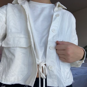 Skjortjacka  - Jätte snygg skjortjacka från monki. Jackan är ej strykt på bilden därav lite skrynklig och ”böjd” i kragen osv. Storlek XS men passar även mig som är en S💖💖