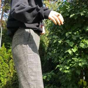 Rutiga kostymbyxor  - Rutiga kostymbyxor från HM. Perfekt skick, väldigt bekväma och söta! Lägg ett bud :) 