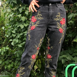 Jeans - Broderade jeans från topshop. Ankle fit. 