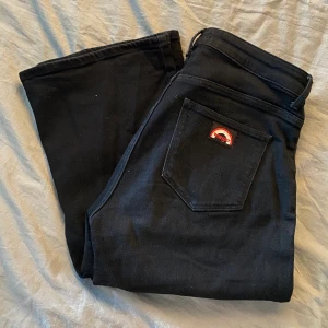 Wrangler jeans  - Svarta utsvängda jeans från Wrangler. Nypris 899kr säljer för 230kr+ frakt. Knappt använda och nästan nyskick. Strl: W27 L32 (jag är 167cm)💛😚