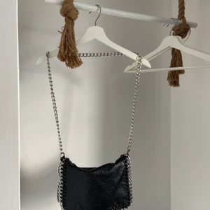 Superfin väska🖤🖤🖤 - En jättefin väska som är köpt här på Plick men som inte kommer till användning längre.💘💘 det svarta bandet kan man köpa till väskan och det kostar då 50kr extra. Vid köp av bara bandet så kostar de 85kr. köparen står för frakt💛💛