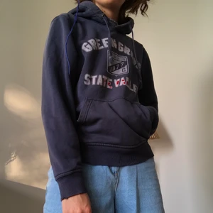 Green Grove hoodie size S/M - Vackert blå, välanvänd, skön hoodie passar både S och M beroende på hur oversized du vill ha den. Intensivt rödflammiga bokstäver. Är öppen för förlag när det kommer till priset. 