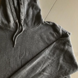 Grå hoodie - Basic grå hoodie köpt i Danmark. 7/10. Skriv om frågor! Frakt står köparen för💕
