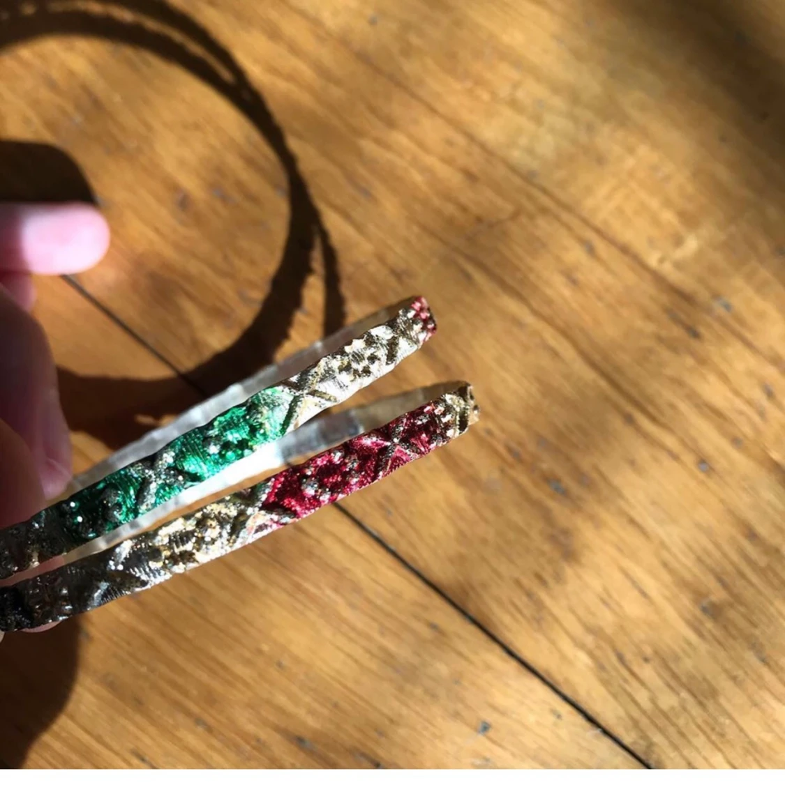 Hårda guldiga armband - 90