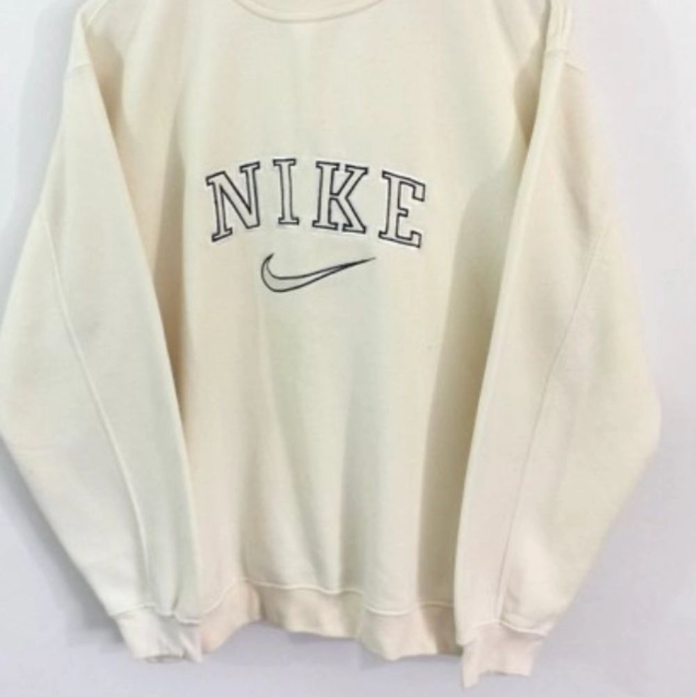 INTRESSEKOLL gör en intressekoll på min Nike sweatshirt i färgen cream och strl XXL egna bilder kan fås vid intresse och den är äkta. Säljer endast vid bra bud då jag fortfarande använder den🙈 BUDA I KOMMENTARERNA!💕💕 högsta bud just nu: 2300kr. Tröjor & Koftor.