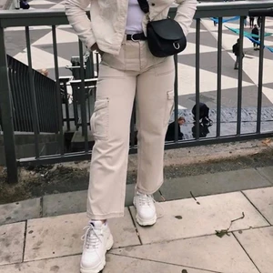 Raka beiga byxor - Säljer ett par av mina absoluta favoritbyxor på grund av att dem blivit alldeles för stora när jag deffat. (Bild 1 är gammal) Supersköna, snygga & smidigt med mycket fickor. Lite ”snickarbyx”-stuk över dom. W 30 & L 30, 150kr + frakt.