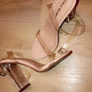 Klackskor från Asos - Storlek 38, använda 1 gång. Bra skick, 11 cm