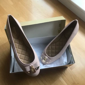 Michael Kors ballerinas 37 - Nya i originalförpackning, endast provade. Modell ”Alice Ballet” i skinn, färg soft pink. För stora, mer som en 38. Inköpta på Zalando för 1245kr.