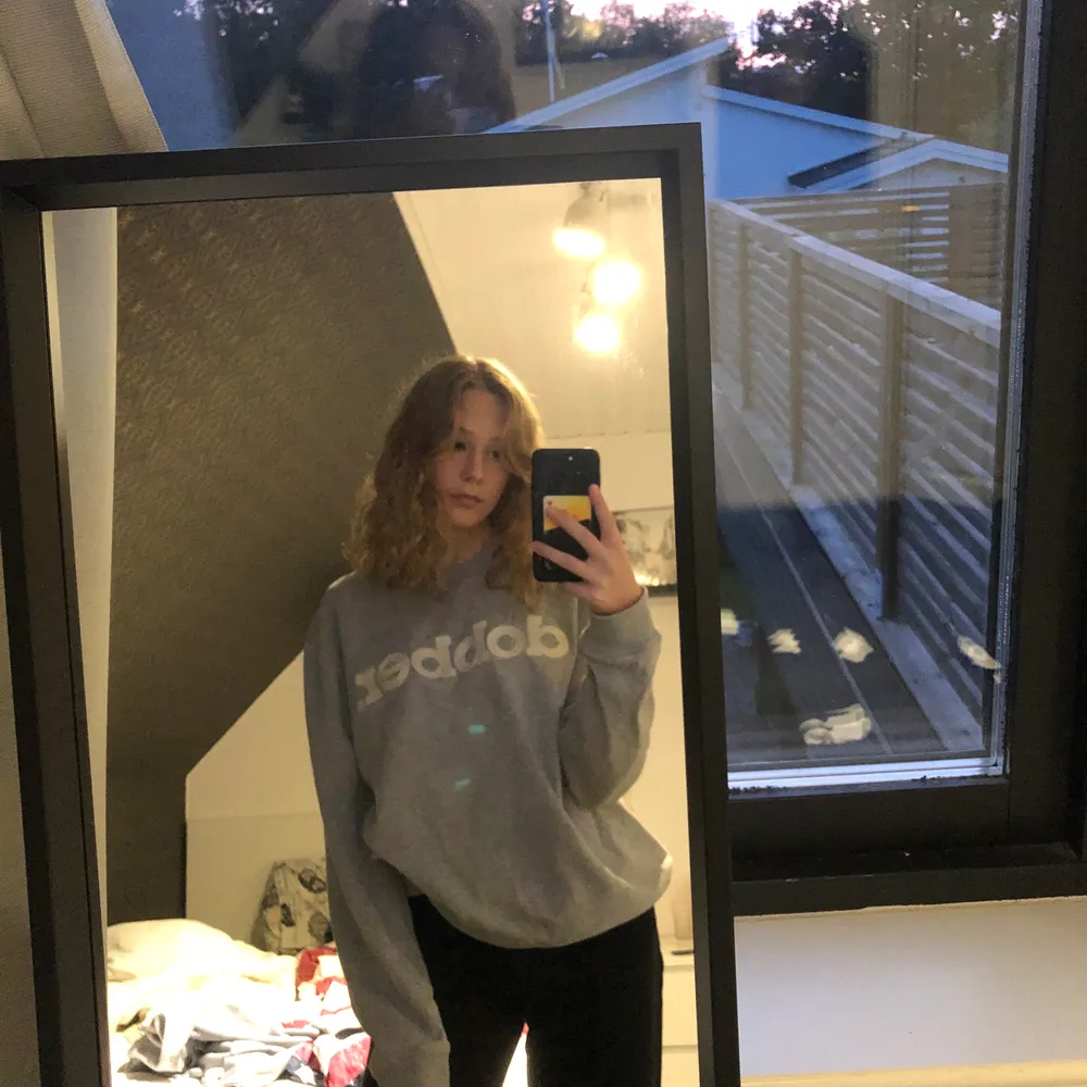 Grå sweatshirt från dobber. Väldigt stor.. Hoodies.