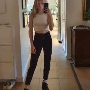 Mjukisbyxor  - Grå/lila sammetsmjukisbyxor med vida ränder på sidan. Det står storlek L men skulle säga att de passar S/M bättre. (Har justerat byxorna så de ska se ut som de gör när de passar. De är alltså för stora för mig egentligen)  Frakt tillkommer, kan även mötas upp i Stockholm.