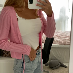 Bikbok kofta - Säljer denna super fina tröja/kofta från bikbok men som tyvärr aldrig används🥰 köpt för 300 kr men säljer för 150 kr + 66 kr frakt