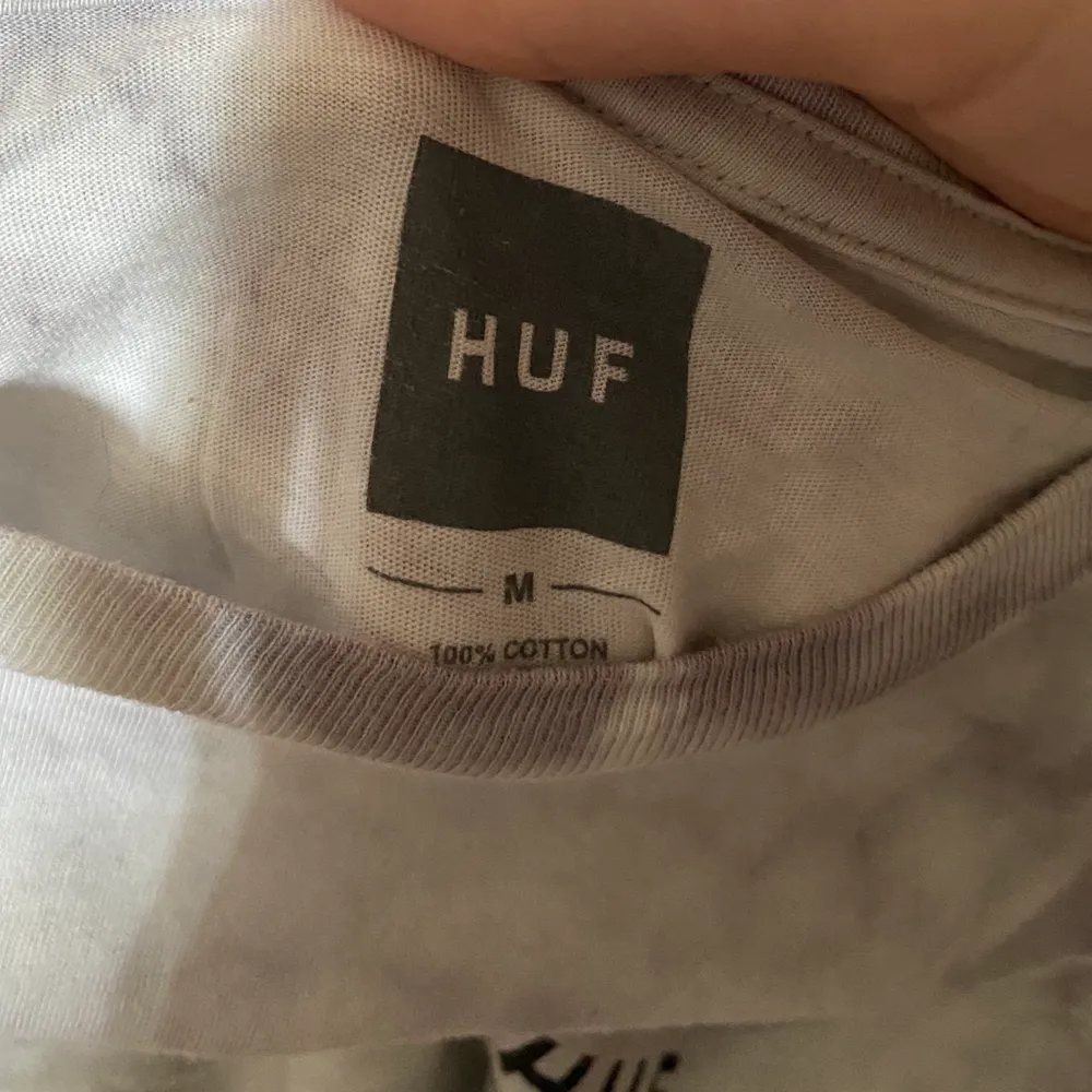 En tshirt från Huf i fint skick, knappt använd! Köpt i USA, limited edition! ❤️. T-shirts.