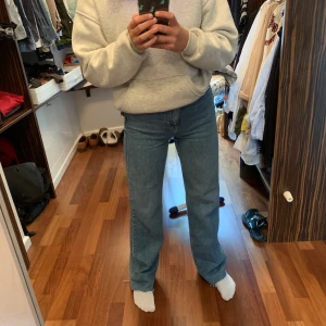 Raka jeans - Raka blå jeans från Pull & Bear, Raw cut så du kan klippa dom utan att de syns, jag är 165 och klippt dom så dom passar mig, men fortfarande lite långa som ni ser på bilden så dom passar även längre personer. Sitter superbra men säljer pga jag har liknande. ❤️Budgivning avslutas 25 september kl. 18:00❤️ budet ligger på: 200