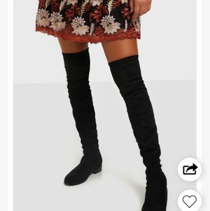 37 - Ett par ascoola overknees som jag använt några gånger förra året men de blev för små för mig💕Ser fortfarande nya ut och pris kan diskuteras.Frakt eller mötas upp!