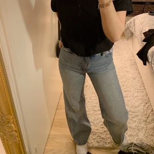 Yoko Jeans - Säljer mina favvo jeans från monki! Sitter sjukt snyggt och är jättesköna! Köpte dem för 400, säljer för 200!💜 köpare står för frakt!