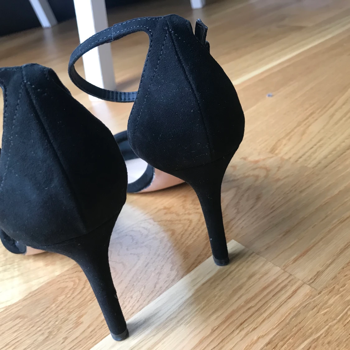 Svarta kläckskor i storlek 37   - 91