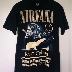 Nirvana T-shirt strl M - Snygg svart nirvana tshirt i stolek M/L. Ganska stor i storleken och helt oanvänd. Pris kan diskuteras vid snabb affär samt leveransen.