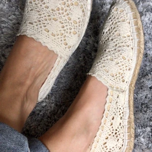 Skor i spets i storlek 37 - Jätte söta espadriller i beige spets