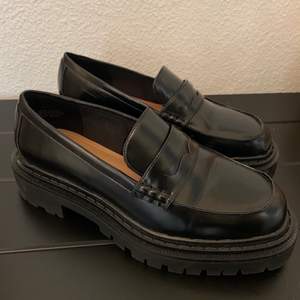 Svarta loafers från H&M i stl: 39. Enbart använda vid ett tillfälle. Finns att hämta vid Östermalmstorg eller skickas mot avgift. 