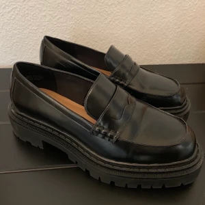 Loafers - Svarta loafers från H&M i stl: 39. Enbart använda vid ett tillfälle. Finns att hämta vid Östermalmstorg eller skickas mot avgift. 
