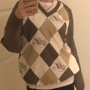 Sweater - As fin tröja köpt secondhand men använder aldrig :( går att reglera i midjan om man skulle vilja det!!