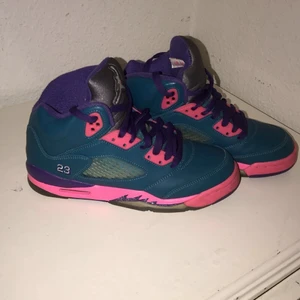 Jordan skor. Strl 37 - Ett par skit fina jordans som är i storlek 37, för ändats 500kr nytt pris 1500kr. Som nya!! Knappast använda. Obs. Köparen står för frakten! 