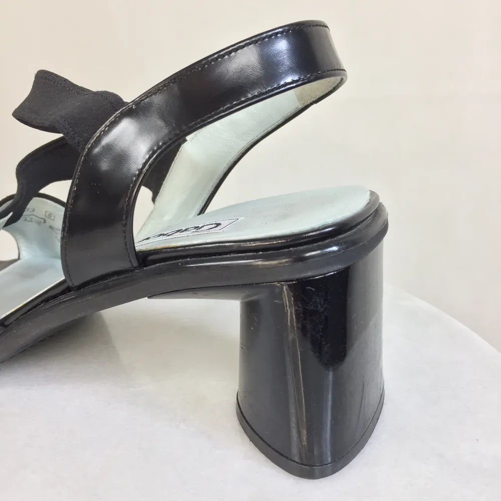 Amazing barley used shoes from Gabor in black! 90’s vibe heel meets the popular square toe. Size 9. Ne return nor refund. Free shipping everywhere in Sweden.   Sole 25.5 cm . Skor.