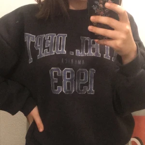 Gina  - Säljer dena shit snygga vintage oversized sweatshirt från ginatricot. Den är slutsåld!! Så passa på att köpa från mig:) Storlek M så passar säkert oversized på många! 