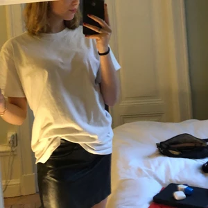 Läder kjol!  - Höstig liten skinn kjol som passar till mycket! Säljs pga för liten. Köpare står för frakt 