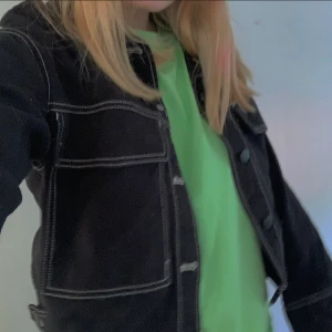 Jeansjacka! - Skitsnygg svart jeansjacka med vita detaljer. Köpt från monki💕 de är stl xxs på jackan men den passar på mig som är m/s. 150kr +frakt