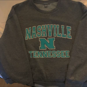 Collegetröja  - Knappt använd tröja, köpt i london, supersnygg!! 150kr+frakt