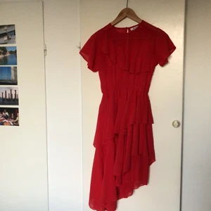 NAKD röd klänning - En drömmig röd klänning från nakd i storlek 32 men fungerar utmärkt på en 34! Underklänningen saknas tyvärr då den är halvt sönder men blir snyggt med en fin bh under bara! FRAKT INGÅR