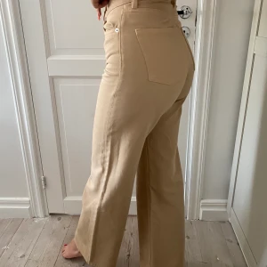 Beiga jeans  - Beiga jeans från monki, använda 3 gånger. Storlek 26! Supersnygga och säljer även i blåa! Köparen står för frakt! 