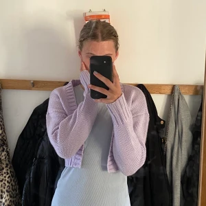 croppad cardigan - en kort kofta från na-kd i ljus-lila. långa armar i strl S. passar en som är xs-s