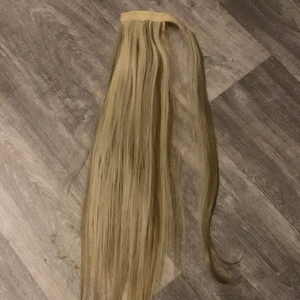 Hår. Hår toffs  - Jätte smidigt hår som du sätter i din hästsvans så får du mycket längre hår. Aldrig använt då jag råkade köpa 2 stycken..