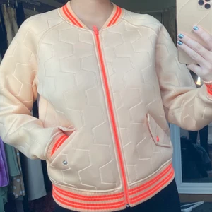 Guess Jacka - Orange jacka från Guess. Använd 2 gånger. Är i nyskick. Storlek S men passar XS-M🦋 skriv i dm vid intresse eller frågor💗 Pris kan diskuteras🧚🏼 Frakt tillkommer 63kr spårbart.
