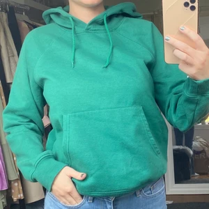 Hoodie ONLY  - Grön hoodie från ONLY använd ca 7-8 gånger men är fortfarande i väldigt bra skick. Storlek M men passar även XS/S beroende på hur man vill att den ska sitta🦋 skriv i DM vid intresse💗💗