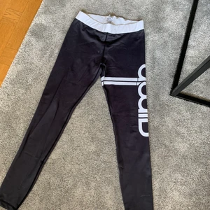 Träningstights Aimn storlek M - Svarta träningstights från Aimn i storlek M. Sparsamt använda och i fint skick. Köpte dom för 699 :-, mitt pris 200 :-. Möts upp i Kävlinge eller skickar mot fraktkostnad. 