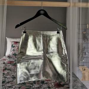 En kort kjol från H&M i glänsande metallictyg [frakt tillkommer] 