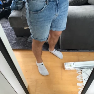 Jeansskjorts weekday strl 33 - Skjorts som knappt är använda. Jag är 1,76 och väger 80kg