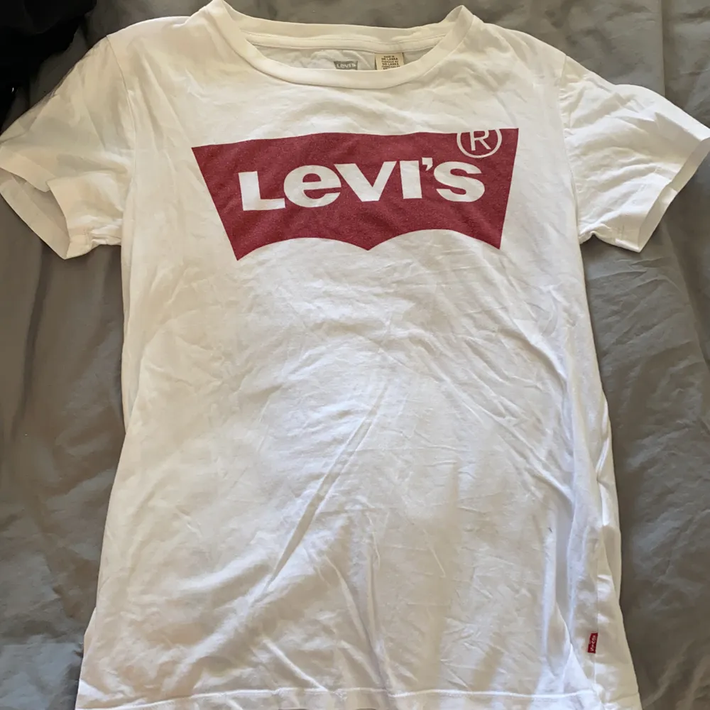 Jättefin Levis tröja! Fint skick, lite tvättad men inget som förstör!💜 Det är här strl xs men passar mig som är S också!💙💙. T-shirts.
