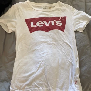 Levis tröja - Jättefin Levis tröja! Fint skick, lite tvättad men inget som förstör!💜 Det är här strl xs men passar mig som är S också!💙💙