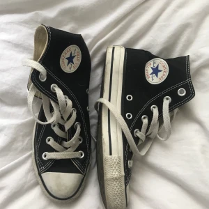 Svarta Converse - Ett par skita snygga svarta converse i strl 35! I bra skick och går att tvätta så blir dom nästan som nya✨ Köparen står för frakten annars möts jag gärna upp i Göteborg!💗 Budet ligger just nu på 200kr+frakt 
