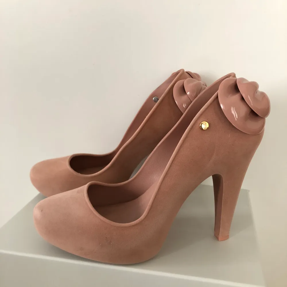 Rubber high heels from Melissa. Nude color, comfortable and classy. Great for the beach party or night out. Skor.
