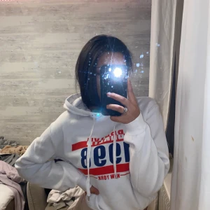 Vit hoodie ifrån hm - Vit hoodie med text ifrån hm storlek xs